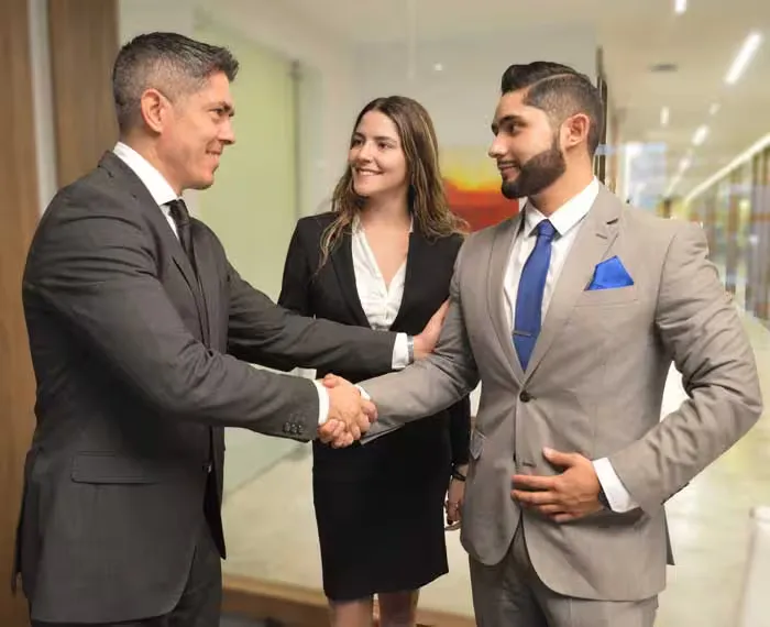 Personas haciendo negocios