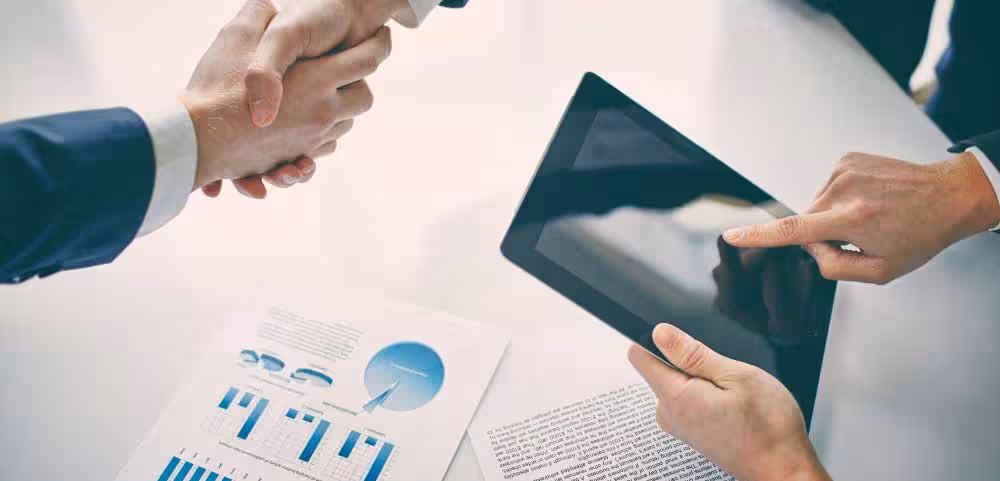 Profesional independiente trabajando con su laptop