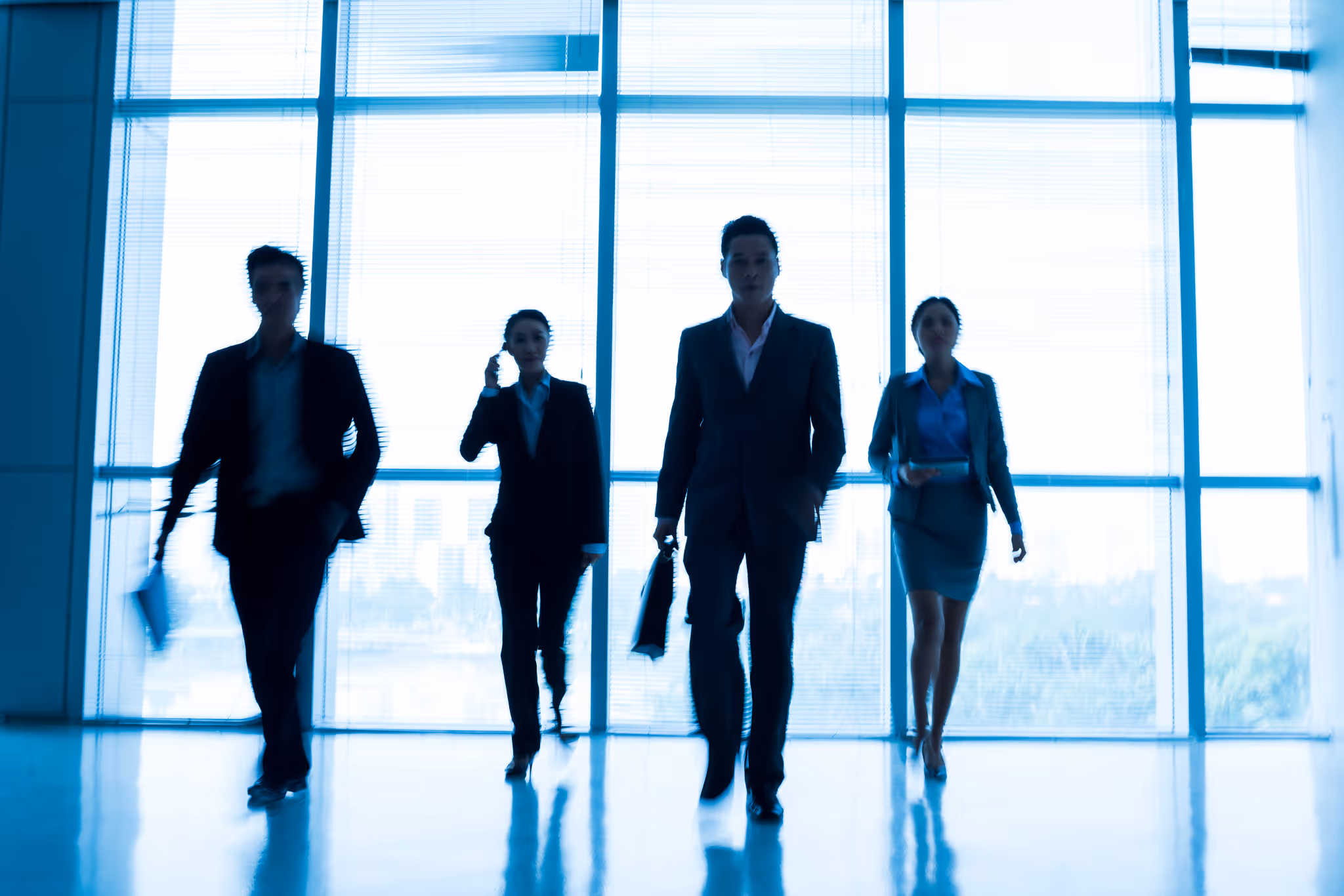 Empresarios caminando